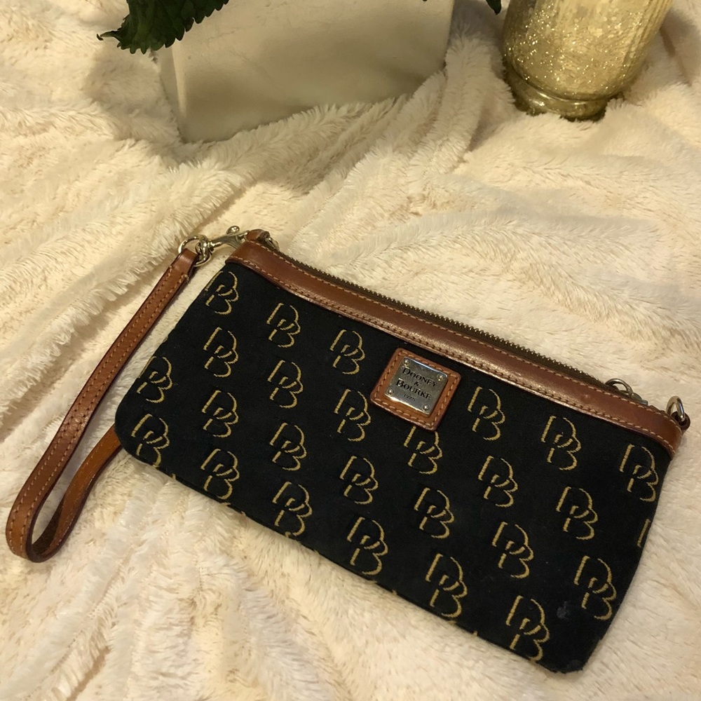 *GOOD CONDITION* Dooney & Bourke Wristlet